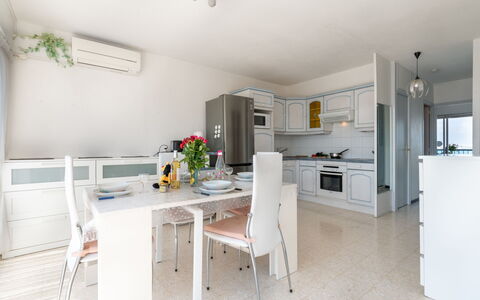 Le Beaupré: Table, Meubles, Chaise, Cabinetry, Design Intérieur, Sol, Sol, Bâtiment, Cuisine