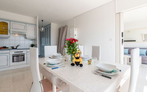 Le Beaupré: Table, Fleur, Propriété, Plante, Orange, Design Intérieur, Bureau, Sol, Appareil De Cuisine