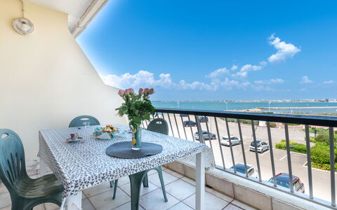 Le Beaupré: Table, Ciel, Nuage, Jour, Propriété, Meubles, L'Eau, Fleur, Bleu, Bleu Azur