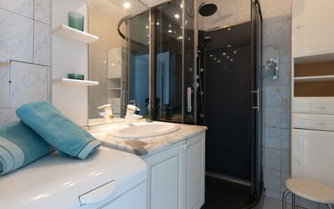 Le Beaupré: Miroir, Robinet, Luminaire Plomberie, Propriété, Armoire De Toilette, Évier, Cabinetry, Lavabo, Bâtiment, Salle De Bains