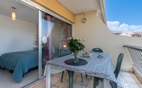 Le Beaupré: Fleur, Meubles, Propriété, Table, Bleu Azur, Bleu, Ciel, Plante, Design Intérieur, Bois