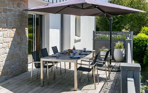 Maison du Venec: Propriété, Meubles, Table, Plante, Bâtiment, Chaise, Ombre, Tableau De Plein Air, Mobilier De Jardin, Design Intérieur