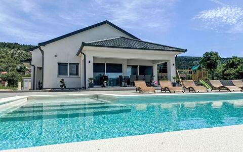Rest for the Soul: Ciel, Nuage, L'Eau, Plante, Piscine, Ombre, Bâtiment, Arbre, Maison, Zone Résidentielle