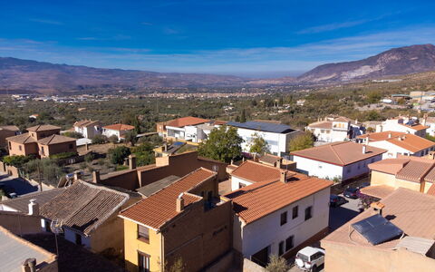 Elvira: Ciel, Nuage, Bâtiment, Jour, Propriété, Montagne, Bleu Azur, Fenêtre, Arbre, Architecture