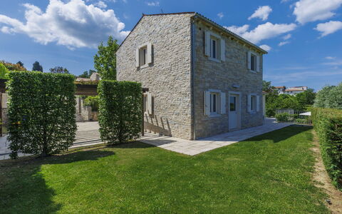 Villa Anita: L'Eau, Ciel, Bâtiment, Plante, Propriété, Piscine, Bleu Azur, Arbre, Fenêtre, Maison