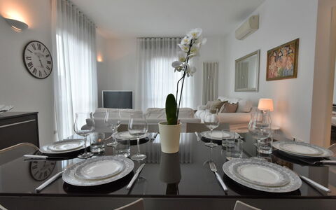 Corso Genova Apartment: L'Eau, Ciel, Bâtiment, Plante, Propriété, Piscine, Bleu Azur, Arbre, Fenêtre, Maison
