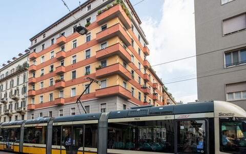 Corso Genova Apartment: Ciel, Bâtiment, Véhicule, Fenêtre, Électricité, Mode De Transport, Nuage, Design Urbain