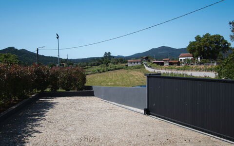 Douro Escape: L'Eau, Ciel, Bâtiment, Plante, Propriété, Piscine, Bleu Azur, Arbre, Fenêtre, Maison