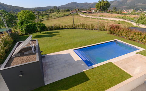 Douro Escape: L'Eau, Ciel, Bâtiment, Plante, Propriété, Piscine, Bleu Azur, Arbre, Fenêtre, Maison