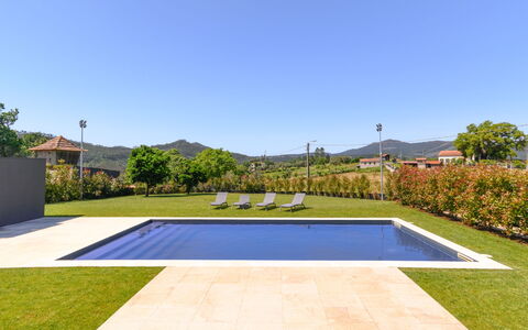 Douro Escape: L'Eau, Ciel, Bâtiment, Plante, Propriété, Piscine, Bleu Azur, Arbre, Fenêtre, Maison