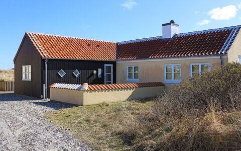 Nille - 100M from the Sea: Ciel, Bâtiment, Toit, Maison, Domicile, Chalet, Zone Résidentielle, Façade, Architecture, Lot Terre