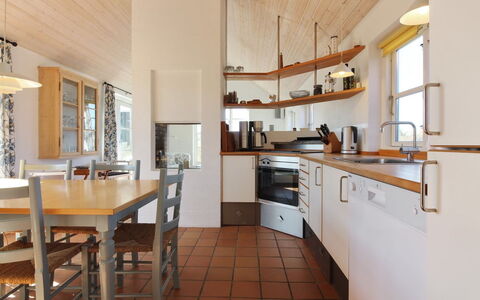 Nille - 100M from the Sea: Meubles, Cuisine, Design Intérieur, Sol, Sol, Comptoir, Bois, Plafond, Cabinetry, Luminaire