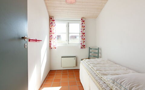 Nille - 100M from the Sea: Mur, Sol, Bois, Sol, Design Intérieur, Plafond, Chambre, Pièce, Lit, Meubles