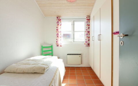 Nille - 100M from the Sea: Mur, Sol, Sol, Design Intérieur, Bois, Chambre, Plafond, Lit, Meubles, Pièce