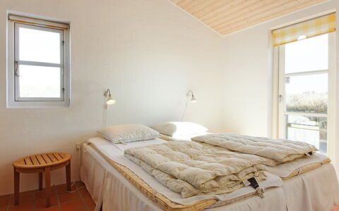 Nille - 100M from the Sea: Bois, Chambre, Sol, Sol, Meubles, Lit, Drap De Lit, Design Intérieur, Plafond, Literie