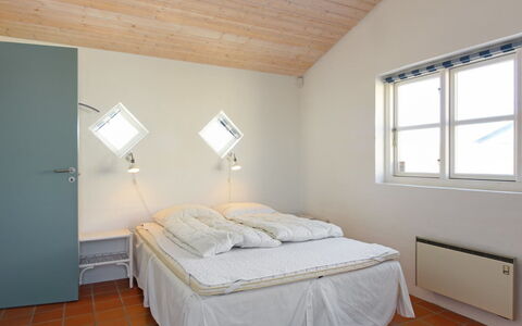 Nille - 100M from the Sea: Design Intérieur, Mur, Meubles, Sol, Sol, Lit, Chambre, Plafond, Bois, Pièce