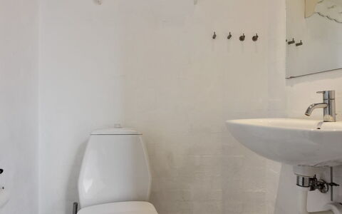 Nille - 100M from the Sea: Salle De Bains, Siège De Toilette, Luminaire Plomberie, Mur, Toilette, Lavabo, Sol, Sol, Blanc, Design Intérieur