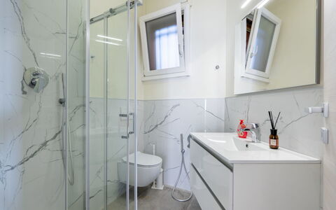 Casa Clio: Sol, Sol, Luminaire Plomberie, Design Intérieur, Plomberie, Salle De Bains, Robinet, Évier, Miroir, Tuile