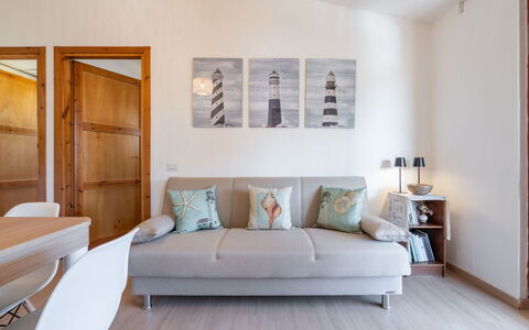 Il Faro Blu: Propriété, Meubles, Canapé, Bois, Design Intérieur, Confort, Cadre, Sol, Mur