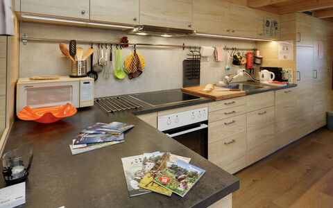 Brienzwiler 125: Cuisine, Comptoir, Appareil De Cuisine, Meubles, Sol, Bois, Design Intérieur, Cabinetry, Principaux Appliance, Evier