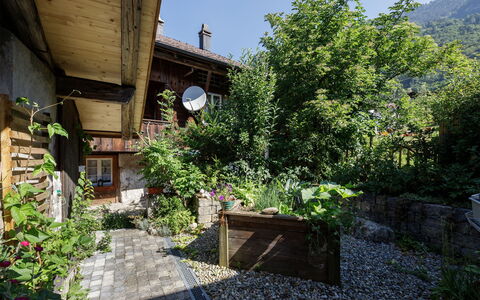 Brienzwiler 125: Arbuste, Jardin, Couverture De Sol, Chalet, Printemps, Dalle, Arrière-Cour, Pot De Fleur, Aménagement Paysager