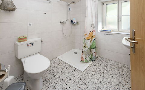 Brienzwiler 125: Salle De Bains, Luminaire Plomberie, Sol, Sol, Design Intérieur, Toilette, Siège De Toilette, Plomberie, Robinet, Évier