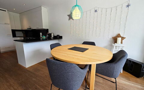 Sonnenbergweg 5: Meubles, Design Intérieur, Sol, Chaise, Sol, Bois, Table, Table Cuisine Et Salle A Manger, Pièce, Éclairage