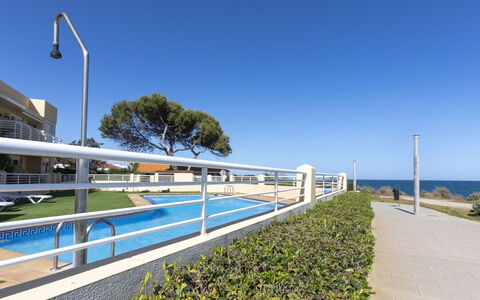 Cala Lidia: Nuage, L'Eau, Ciel, Plante, Propriété, Bleu Azur, Paysage Naturel, Piscine, Arbre, Végétation