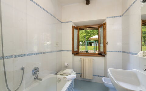 Il Mulino Di Vogognano - Subbiano, Private Pool, J: Baignoire, Luminaire Plomberie, Propriété, Robinet, Miroir, Salle De Bains, Design Intérieur, Évier, Sol, Bois