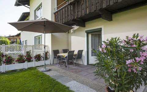 Apart Anneliese: Plante, Propriété, Bâtiment, Fenêtre, Pot De Fleur, Fleur, Architecture, Chaise, Plante D'Appartement, Ombre
