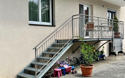 Velden am Wörthersee 37: Plante, Fenêtre, Bâtiment, Pot De Fleur, Escaliers, Bois, Plante D'Appartement, Peindre, Porche
