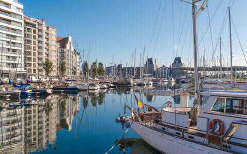 Zeestation with Parking: L'Eau, Bateau, Ciel, Navire, Bâtiment, Mât, Quai, Lac, Ville