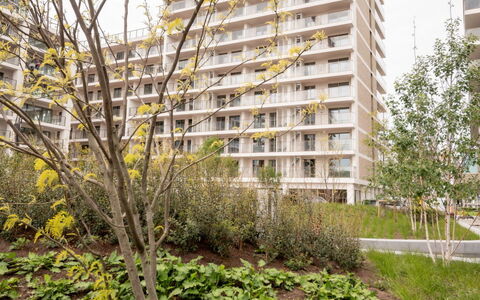Zeestation with Parking: Plante, Bâtiment, Jour, Propriété, Botanique, Ciel, Architecture, Végétation, Design Urbain, Herbe