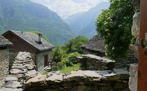 Rustico Cleo: Nuage, Plante, Ciel, Bâtiment, Jour, Propriété, Fenêtre, Arbre, Maison, Lot Terre