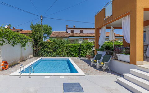 Villa Alba: Nuage, Plante, Ciel, Bâtiment, Jour, Propriété, Fenêtre, Arbre, Maison, Lot Terre