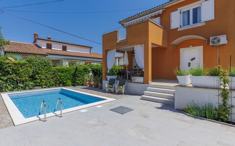 Villa Alba: Nuage, Plante, Ciel, Bâtiment, Jour, Propriété, Fenêtre, Arbre, Maison, Lot Terre