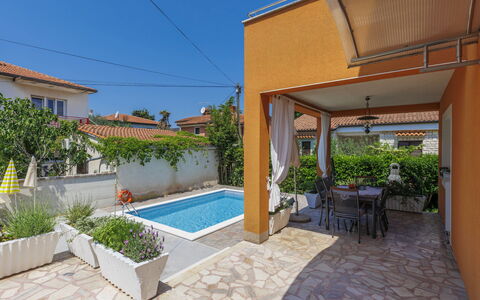 Villa Alba: Nuage, Plante, Ciel, Bâtiment, Jour, Propriété, Fenêtre, Arbre, Maison, Lot Terre