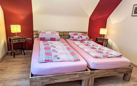 Kleeblatt: Meubles, Lit, Chambre, Bois, Literie, Design Intérieur, Drap De Lit, Textile, Sol, Linge