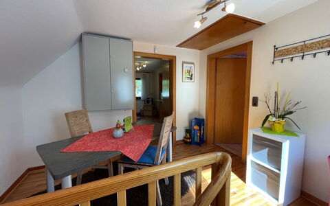 Kleeblatt: Propriété, Table, Bois, Éclairage, Plante D'Appartement, Design Intérieur, Sol, Sol, Confort, Chaise