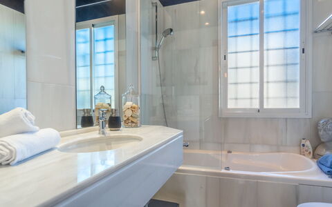 Vistamar: Baignoire, Robinet, Miroir, Luminaire Plomberie, Propriété, Évier, Bleu Azur, Salle De Bains, Armoire De Toilette, Bois