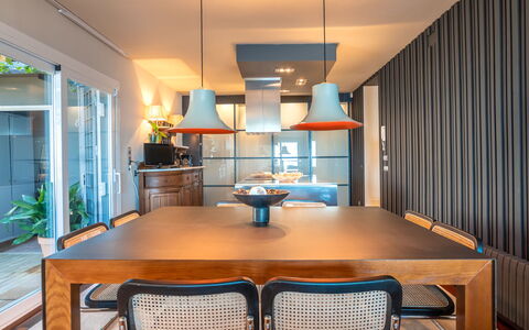 Vistamar: Table, Meubles, Propriété, Chaise, Bois, Design Intérieur, Éclairage, Cuisine, Plante, Sol