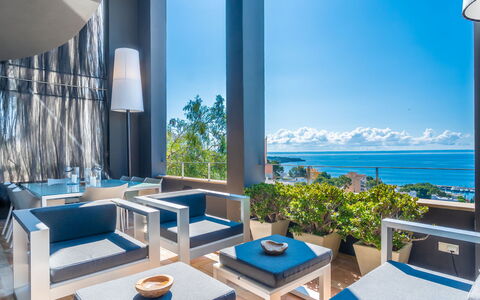 Vistamar: Table, L'Eau, Bâtiment, Meubles, Propriété, Ciel, Bleu Azur, Bleu, Design Intérieur, Plante