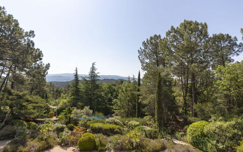 La Tourelle des Ocres: L'Eau, Bâtiment, Plante, Arbre, Fenêtre, Piscine, Design Urbain, Condominium, Loisir, Immobilier