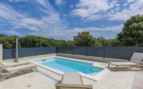 Villa Karlo: L'Eau, Bâtiment, Plante, Arbre, Fenêtre, Piscine, Design Urbain, Condominium, Loisir, Immobilier