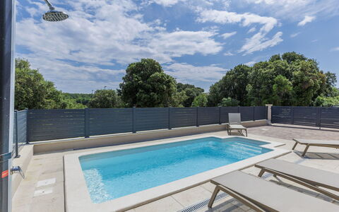 Villa Karlo: L'Eau, Bâtiment, Plante, Arbre, Fenêtre, Piscine, Design Urbain, Condominium, Loisir, Immobilier