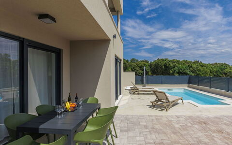 Villa Karlo: L'Eau, Bâtiment, Plante, Arbre, Fenêtre, Piscine, Design Urbain, Condominium, Loisir, Immobilier