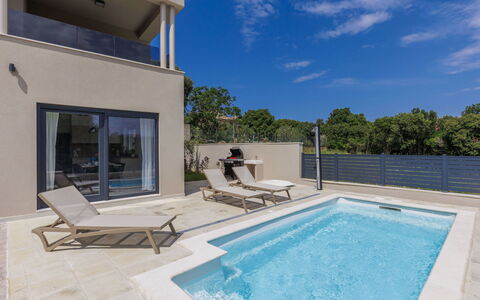 Villa Karlo: L'Eau, Bâtiment, Plante, Arbre, Fenêtre, Piscine, Design Urbain, Condominium, Loisir, Immobilier