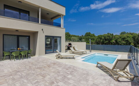 Villa Karlo: L'Eau, Bâtiment, Plante, Arbre, Fenêtre, Piscine, Design Urbain, Condominium, Loisir, Immobilier