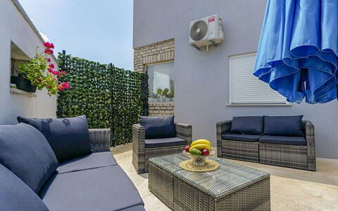 Bura: L'Eau, Bâtiment, Plante, Arbre, Fenêtre, Piscine, Design Urbain, Condominium, Loisir, Immobilier