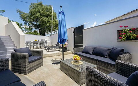 Bura: L'Eau, Bâtiment, Plante, Arbre, Fenêtre, Piscine, Design Urbain, Condominium, Loisir, Immobilier